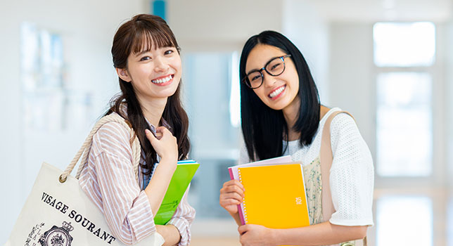 頼れる親友と校内を歩く学生のイメージ画像